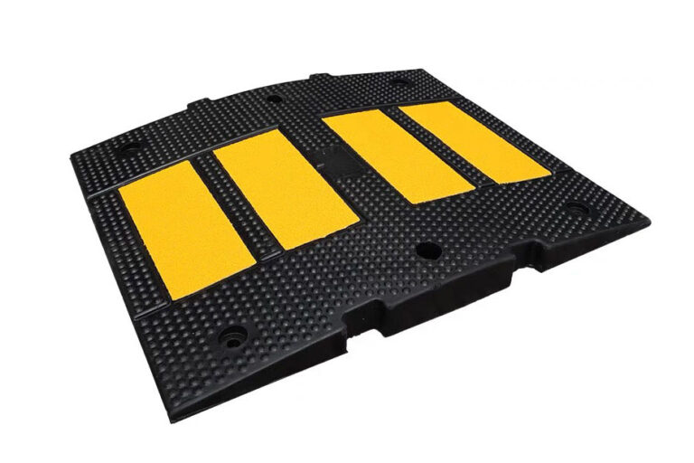 Heavy Duty Rubber Speed Bump with Reflective Panels Modular Traffic Calming Speed Hump for Road Parking Lot